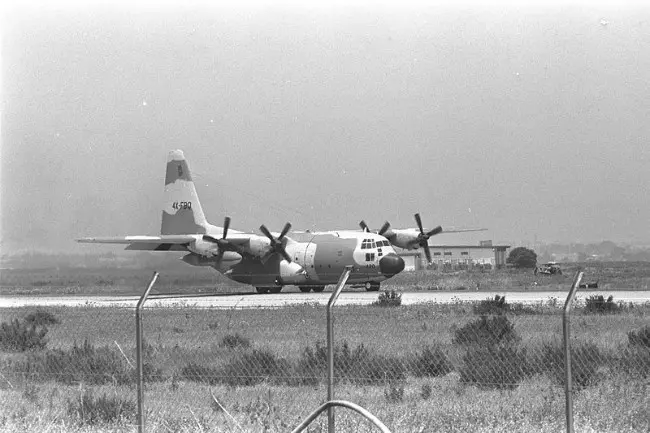 Pesawat C-130 pengangkut pasukan komando Israel saat mendarat di bandara Entebe, Uganda. (Sumber Wikimedia/Government Press Office/ranah publik)