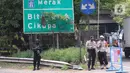 Personel Brimob bersenjata melakukan penjagaan ketat di depan pintu masuk Tol Bitung, Tangerang, Baten, Selasa (6/10/2020). Penjagan ketat dilakukan untuk mengamankan dan mencegah aksi buruh yang akan menggelar aksi menolak UU Cipta Kerja. (Liputan6.com/Angga Yuniar)
