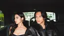 Sementara itu, Ameera Khan tampil ultra-femme dengan sentuhan glamour klasik. Ia mengenakan midi dress satin hitam dengan potongan fitted yang membentuk siluet tubuh secara elegan.  [@jefrinichol].