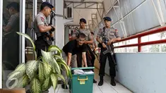 Box berisi dokumen atas nama Iwan Ridwasyah dikeluarkan dari gedung kolam renang Pertamina, Jakarta, Senin (1/9/2015). Pertamina Foundation digeledah terkait dugaan penyalahgunaan anggaran program tahun 2013 hingga 2014. (Liputan6.com/Yoppy Renato)