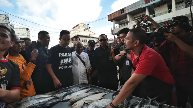 Calon Presiden (Capres) nomor urut satu, Anies Baswedan melanjutkan kampanye di Kalimantan Barat dengan menyambangi Pasar Flamboyan. Di sana Anies menyerap aspirasi para pedagang. (Tim Dokumentasi AMIN)