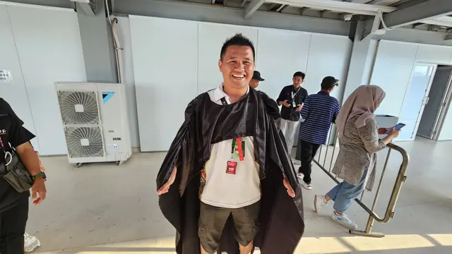 Kiagus Firdaus mendapatkan kostum batman dari Vinales di MotoGP Indonesia 2023