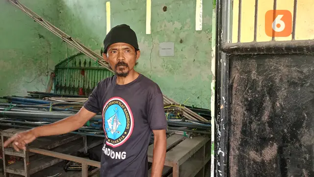 Penjaga Makam Menunjukkan Gudang Yang di Bobol Maling. Kamis, (20/07/2023). (Yandhi Deslatama/Liputan6.com).