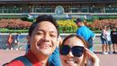 Masih bersama istri, kali ini Calvin Jeremy menyambangi Disneyland Orlando, AS, lalu berpose di depan kastil ikonis Walt Disney. Bahagia terpancar dari air muka keduanya. “The magic is in us,” tulis penyanyi kelahira Jakarta, 6 Mei 1992. Novia Santoso tampil santai dengan kaus kuning tanpa lengan berikut bawahan berbahan denim. (Foto: Dok. Instagram @calvinjeremy)