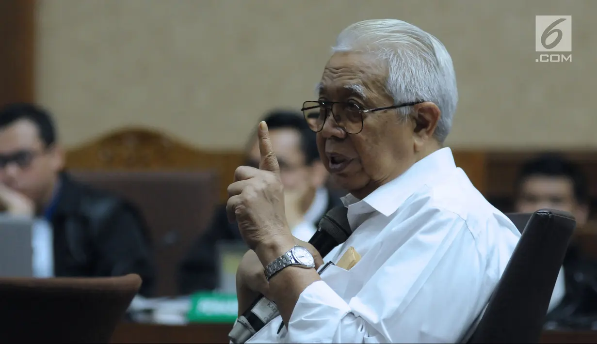 Mantan Menteri Keuangan, Bambang Subianto menjawab pertanyaan pada sidang lanjutan penerbitan SKL terhadap obligor BLBI dengan terdakwa Syafruddin Arsyad Temenggung di Pengadilan Tipikor, Jakarta, Rabu (6/6). (Liputan6.com/Helmi Fithriansyah)