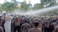 Petugas kepolisian saat membubarkan demo menolak kenaikan BBM di Balai Kota Balikpapan. (Liputan6.com)