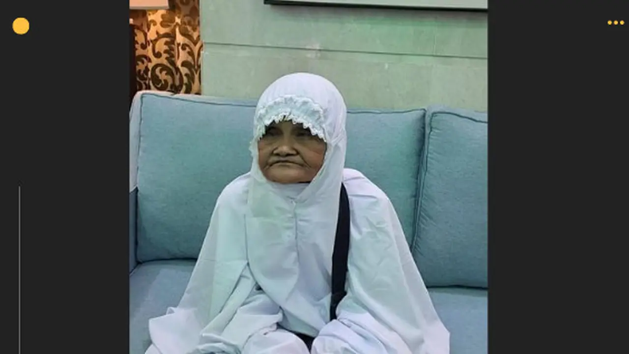 Nenek Nuraini menangis usai bertemu dengan Ka'bah yang dirindukannya. (Foto: Kemenag)