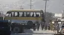  Mobil minibus yang terkena serangan bunuh diri di evakuasi petugas, Kabul, Afghanistan, Senin (20/6). Sebanyak 14 orang tewas akibat serangan ini. (REUTERS / Omar Sobhani)