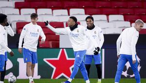 Saat ini, Real Madrid berada di posisi ketiga klasemen sementara league phase Liga Champions 2025-2026. Tampak dalam foto, penyerang Real Madrid asal Prancis, Kylian Mbappe (tengah) memberi isyarat saat sesi latihan jelang matchweek kedelapan Liga Champions 2025-2026 melawan SL Benfica di stadion Luz, Lisbon pada Selasa 27 Januari 2026. (FILIPE AMORIM/AFP)