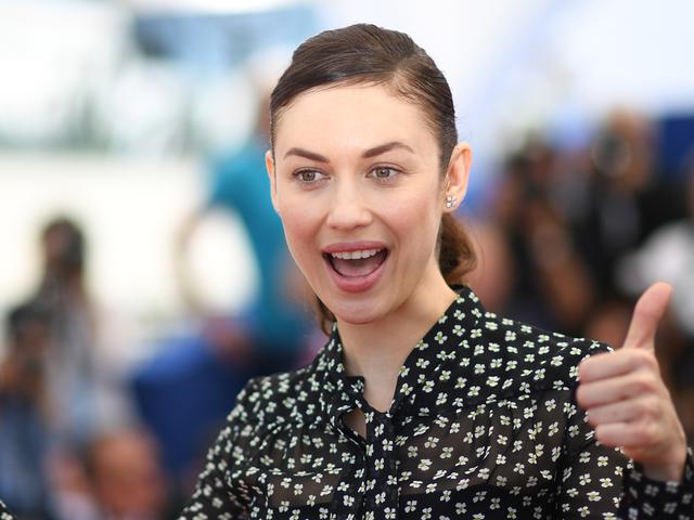 Rahasia Olga Kurylenko Lawan Dan Pulih Dari Virus Corona News Entertainment Fimela Com