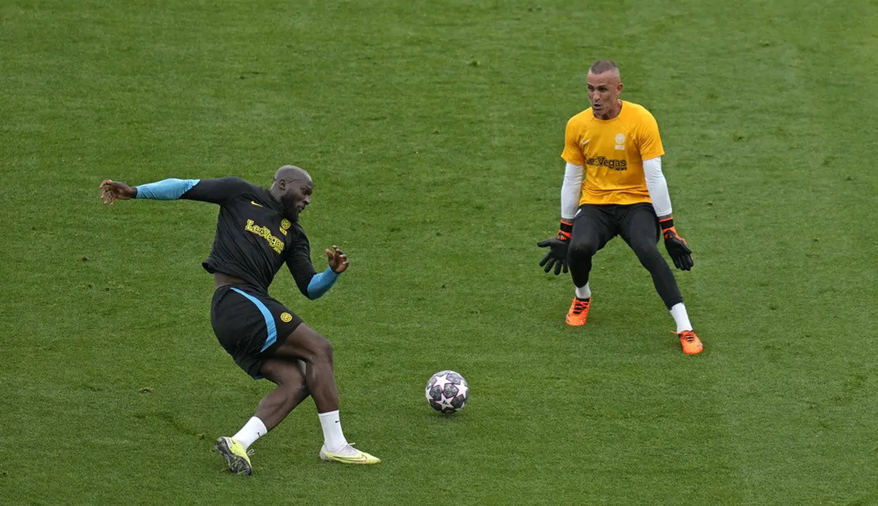 <p>Manchester City sendiri dinilai memiliki peluang yang lebih besar untuk keluar sebagai juara dan menyelesaikan ambisi untuk meraih treble mereka. (AP Photo/Thanassis Stavrakis)</p>