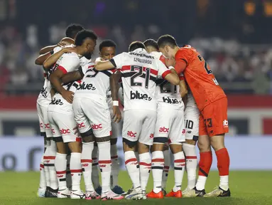 Para pemain Sao Paulo FC berdoa dengan mengenakan jersey sebagai penghormatan kepada mendiang pemain sepak bola Nacional Uruguay, Juan Manuel Izquierdo, sebelum laga Copa do Brasil menghadapi Atletico Mineiro di Sao Paulo, Brasil, pada 28 Agustus 2024. (Miguel SCHINCARIOL / AFP)