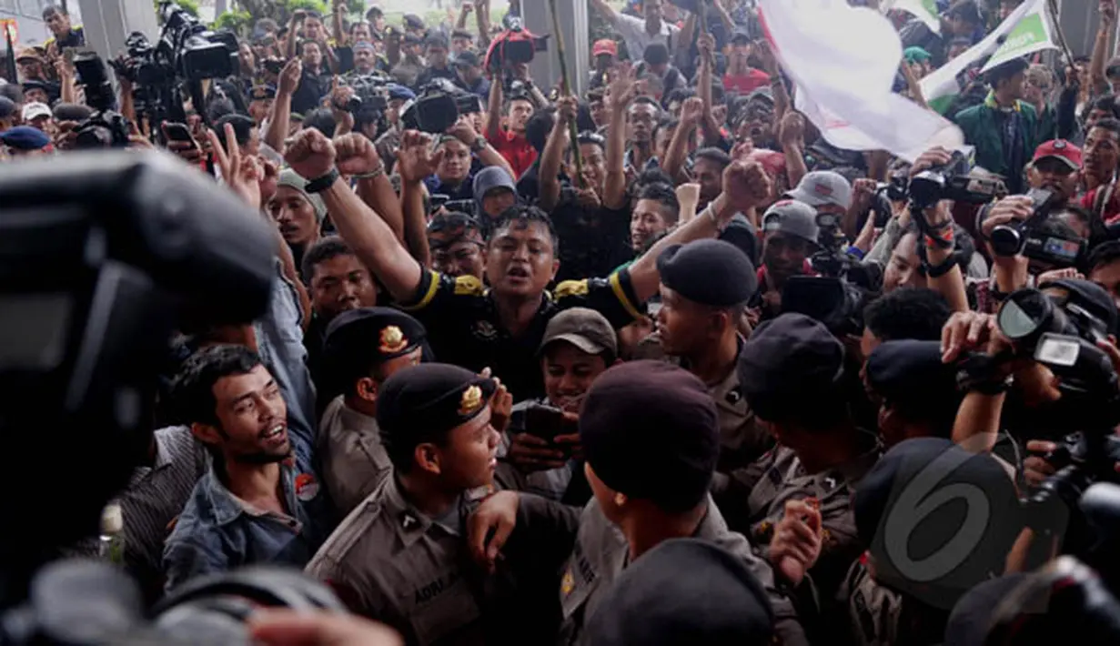 Sejumlah massa meluapkan ekspresinya usai mendengar putusan hakim pada sidang praperadilan Komjen Pol Budi Gunawan terhadap KPK di PN Jakarta Selatan, Senin (16/2/2015). (Liputan6.com/Johan Tallo)