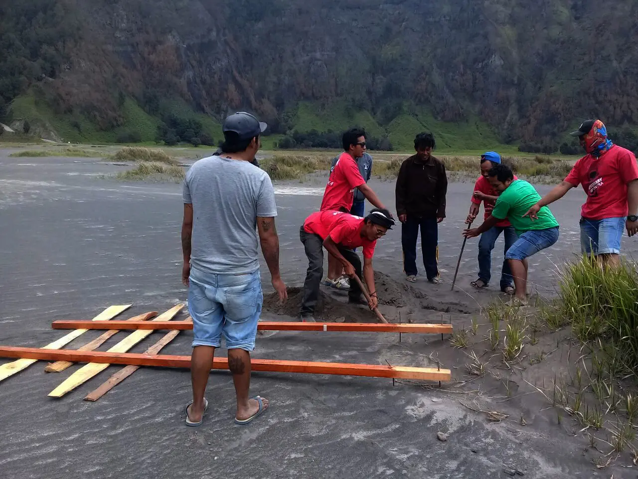 Relawan memasang puluhan papan peringatan untuk menggugah kesadaran pengunjung kawasan wisata Gunung Bromo, Probolinggo, Jawa Timur. (Liputan6.com/Dian Kurniawan)