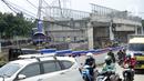 Suasana lalu lintas dekat lokasi proyek pembangunan jembatan di atas Jalan Tol Serpong-Cinere di Serua, Tangerang Selatan, Banten, Kamis (12/11/2020). Jembatan tersebut dibangun untuk menghubungkan jalan utama Serua dan Ciater. (merdeka.com/Dwi Narwoko)