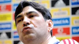 Romanian national football team coach Victor Piturca gives a press conference on May 22, 2008 at the Mogosoaia Center near Bucharest at the beginning of the final preparation stages before the Euro 2008 tournament. AFP PHOTO/DANIEL MIHAILESCU