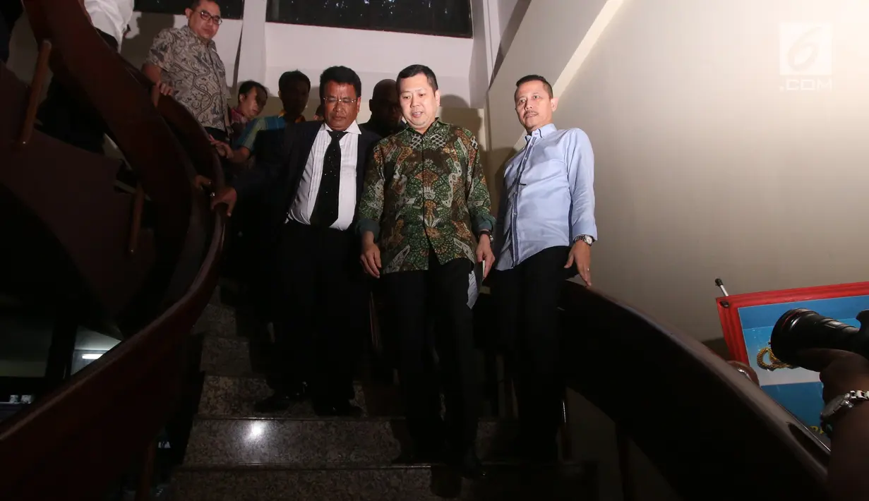 Hary Tanoe usai diperiksa sebagai tersangka dugaan pesan singkat bernada ancaman kepada Kepala Subdirektorat Penyidik Jaksa Agung Muda Pidana Khusus, Jakarta, Jumat (7/7). (Liputan6.com/Angga Yuniar)