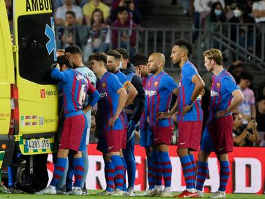 Kemenangan 3-1 yang diraih Barcelona atas Celta Vigo pada pekan ke-36 Liga Spanyol harus dibayar mahal dengan insiden cedera serius yang dialami bek Barca, Ronald Araujo. (AFP/Lluis Gene)