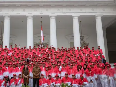 Presiden Joko Widodo berpose bersama ratusan atlet Indonesia yang akan bertanding di SEA Games XXVIII Singapura, Jakarta, Selasa (26/5/2015), Presiden berpesan agar para atlet berjuang sekuat tenaga mengharumkan nama bangsa. (Liputan6.com/Faizal Fanani)
