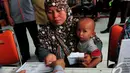 Pemerintahan Jokowi mulai membagikan Kartu Indonesia Sehat (KIS) kepada warga kurang mampu di Indonesia sebanyak 15,5 juta, Jakarta, Senin (3/11/2014). (Liputan6.com/Johan Tallo)