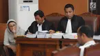 Terdakwa kasus dugaan penyebaran berita bohong atau hoaks Ratna Sarumpaet mendengarkan keterangan saksi dalam sidang lanjutan di PN Jakarta Selatan, Kamis (25/4). Sidang tersebut dengan agenda pemeriksaan saksi ahli yang dihadirkan oleh Jaksa Penuntut Umum (JPU). (Liputan6.com/Herman Zakharia)
