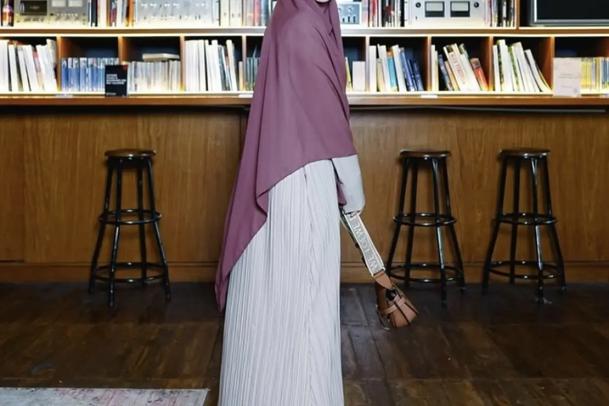 Natasha Rizky Mix and Match Hijab dengan Plisket Dress
