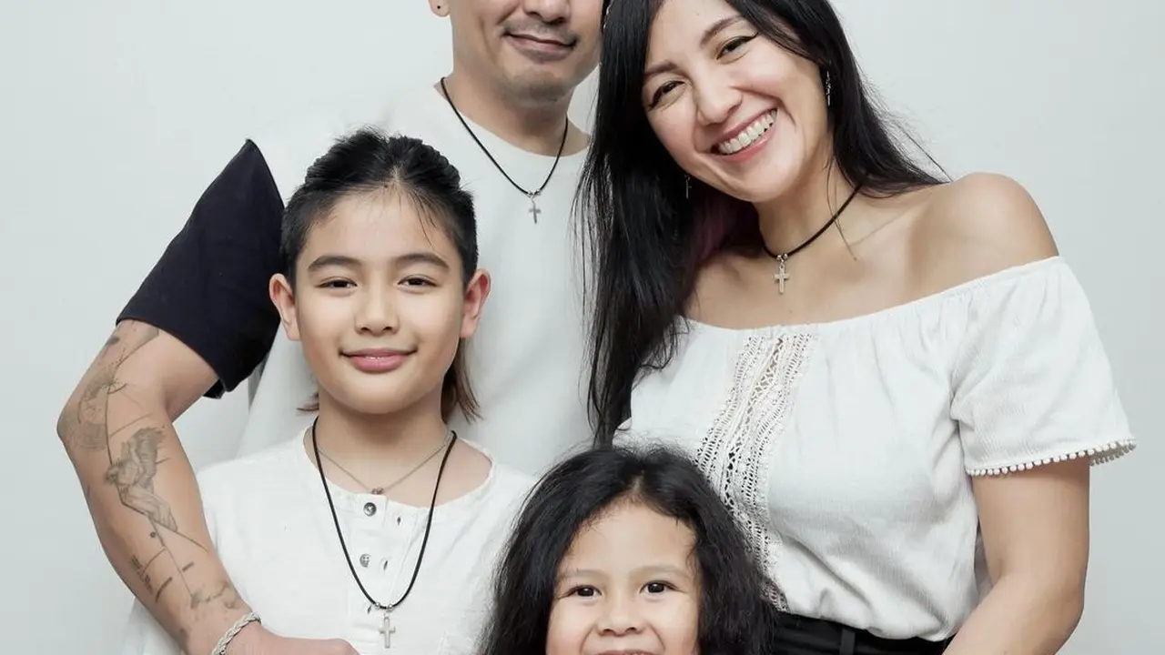 Family Potrait Ryan Delon dan Sharena, Selalu Kompak dengan Dua Buah Hati