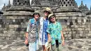 Marcella Zalianty mengajak kedua buah hatinya mengeksplor keindahan Candi Borobudur, di Magelang. Marcella tampil dengan atasan biru putih motif ayam dipadukan celana pendek putih dan topi jerami coklat. [@marcella.zalianty]