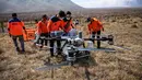 Petugas Badan Penanggulangan Bencana Daerah (BPBD) Jawa Timur mengisi tangki drone water spray yang digunakan untuk memadamkan kebakaran hutan dan lahan (karhutla) di kawasan Taman Nasional Bromo Tengger Semeru (TNBTS), Kabupaten Probolinggo, Jawa Timur, Kamis (6/8/2026). (AFP/ Juni Kriswanto)
