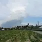 Gunung Sinabung erupsi dan tak tertutup debu hingga siang, Rabu (2/8/2017) (Liputan6.com / Reza Efendi)