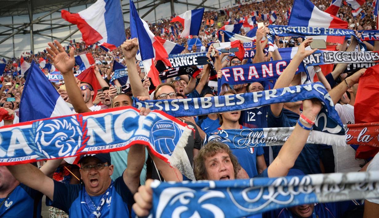 Suporter Prancis merayakan kemenangan atas Jerman, 2-0, pada laga semifinal Piala Eropa 2016 di Stade Velodrome, Marseille, Jumat (8/7/2016) dini hari WIB. (AFP/Bertrand Langlois)