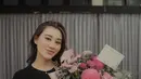 Dapat buket bunga, Aaliyah Massaid tampil effortless beauty dengan slim fit long dress warna hitam. [@aaliyah.massaid].