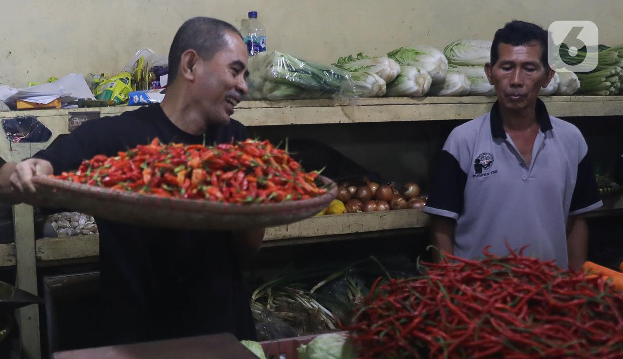 Pedagang merapikan cabai untuk dijual di Pasar Cibubur, Jakarta, Kamis (16/6/2022). Berdasarkan pantauan di Pusat Informasi Harga Pangan Strategis Nasional (PIHPS), terpantau ada beberapa kebutuhan pokok yang harganya naik. (Liputan6.com/Herman Zakharia)