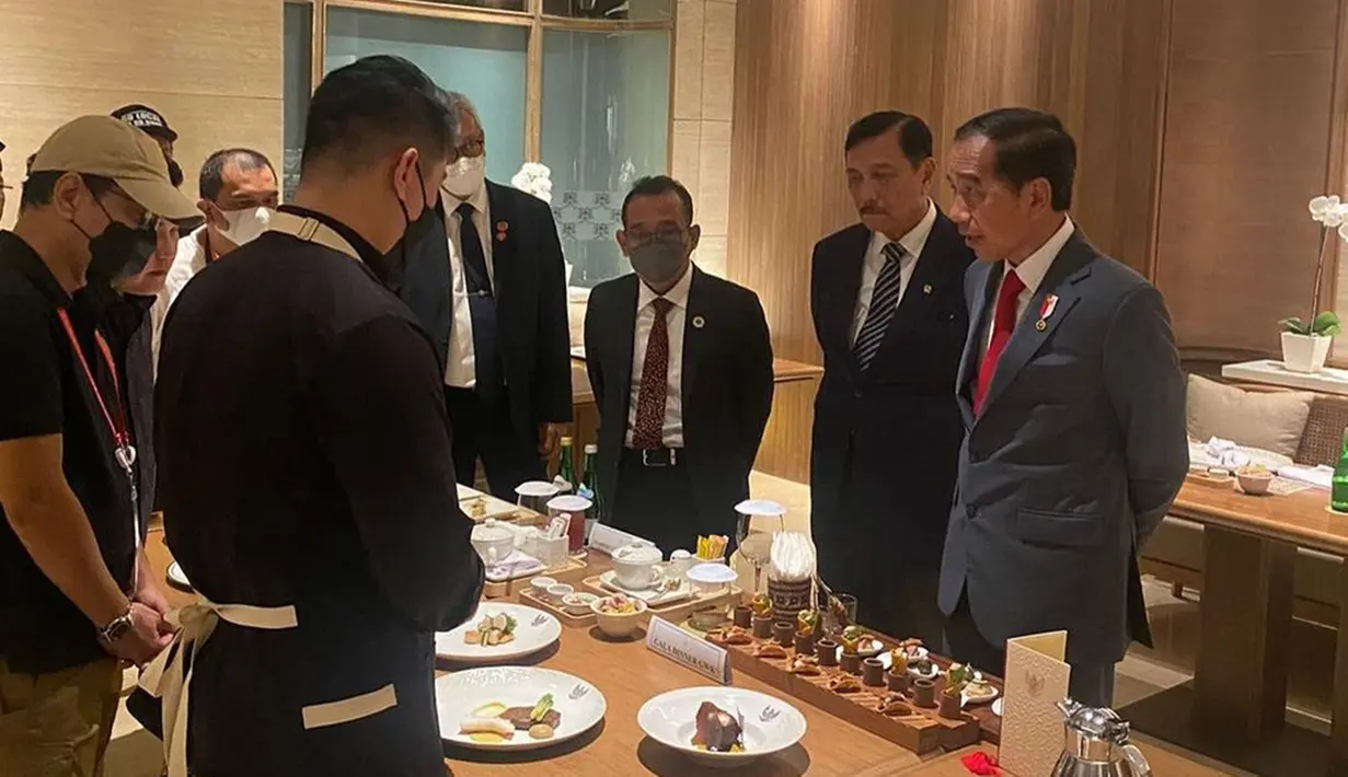 Dalam postingannya, Chef Arnold sedang menjelaskan suguhan menu yang diyakini dibuat untuk Presiden Joko Widodo yang didampingi Menteri Koordinator Bidang Kemaritiman dan Investasi Luhut Binsar Pandjaitan.  Ia tampak begitu tegang, persis ketika para kontestan acara kompetisi masak sedang gugup menghadapi para panelis juri di babak Pressure Test. (Liputan6.com/IG/@arnoldpo)