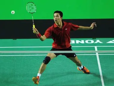 Pebulutangkis Indonesia Garuda Taufik Hidayat mengembalikan bola ke arah lawannya pebulutangkis Indonesia Rajawali Dionysius Hayom Rumbaka pada pertandingan babak final Axiata Cup 2012 di Tennis Indoor Stadium, Senayan, Jakarta, Sabtu (14/4). (Antara)