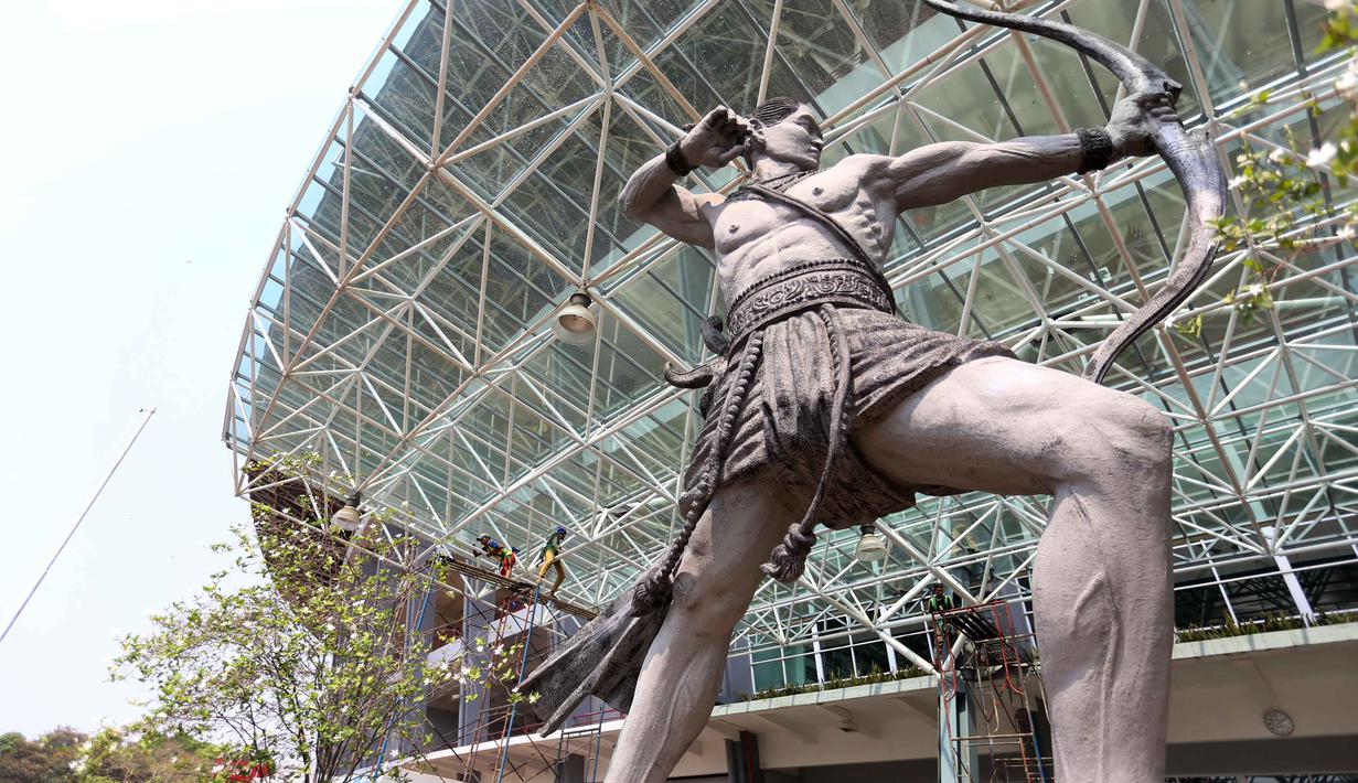 Sejumlah pekerja sibuk mengecat dan membersihkan Pintu VVIP Stadion Gelora Bung Karno, Senayan, Rabu (4/11/2015). Pengerjaan ini merupakan bagian dari persiapan Asian Games 2018. (Bola.com / Nicklas Hanoatubun)