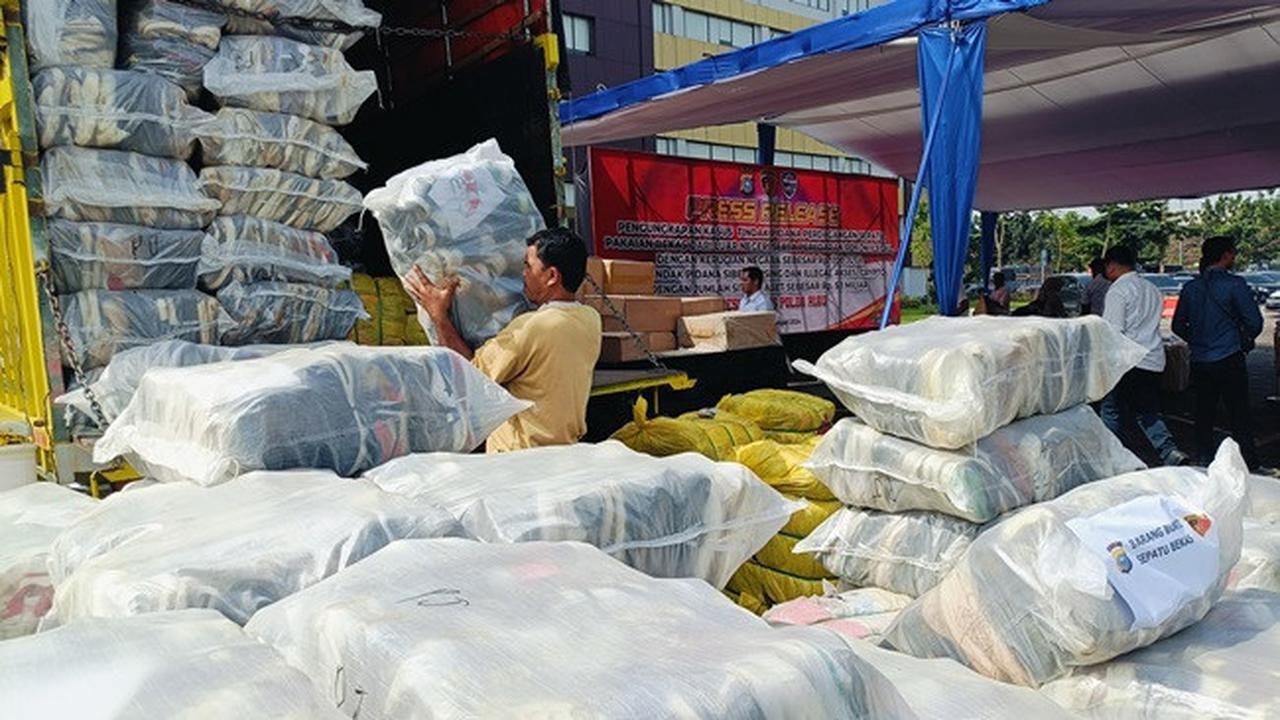 Sepatu dan pakaian impor bekas yang disita oleh penyidik Direktorat Reserse Kriminal Khusus Polda Riau.
