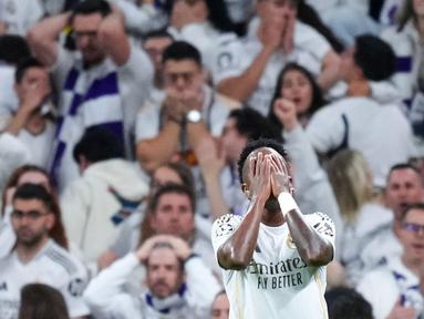 Pemain Real Madrid, Vinicius Junior, tampak kecewa setelah ditaklukkan Bayern Munchen pada laga leg pertama perempat final Liga Champions di Stadion Santiago Bernabeu, Rabu (8/4/2026). (AP Photo/Jose Breton)