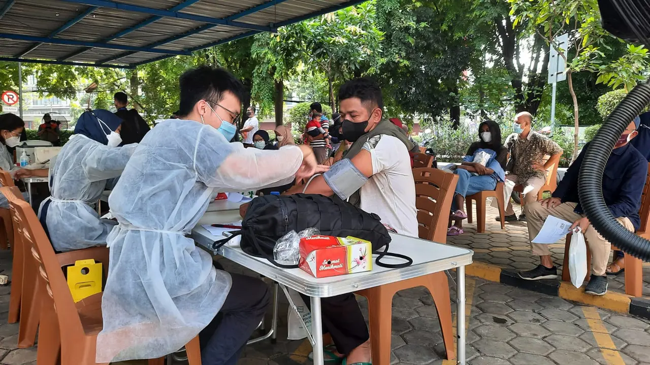 Buruh menyerbu halaman Kantor Disnaker untuk mendapat vaksinasi Covid-19.