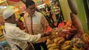 Salah satu peserta pameran menerangkan produknya kepada Menteri Agraria dan Tata Ruang Ferry Mursyidan Baldan saat meninjau pameran Agrinex Expo ke-9 di JCC, Jakarta, Sabtu (21/3/2015). (Liputan6.com/Johan Tallo)