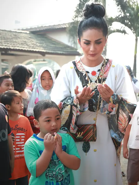 Meski tidak bersama suaminya saat merayakan Idul Adha tahun ini, ia mengaku tidak merasakan kesepian. Lantaran selain bisa bersama buah hatinya, juga ada anak Raul Lemos dari pernikahan sebelumnya. (Bambang E Ros/Bintang.com)
