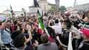 Para pendukung Juventus merayakan keberhasilan Juventus meraih Scudtto gelar Serie A musim 2012/2013 setelah mengalahkan Palermo 1-0, di Turin, Minggu, 5 Mei, 2013