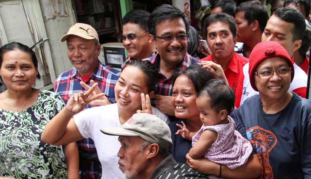 Cagub DKI Jakarta Djarot Saiful Hidayat foto bersama dengan warga saat  blusukan di Menteng Atas, Jakarta Selatan, Selasa (17/1). (Liputan6.com/Yoppy Renato)