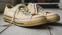 Sepatu Putih Menguning? 5 Trik Ini Bikin Cerah Lagi Tanpa Disikat Keras