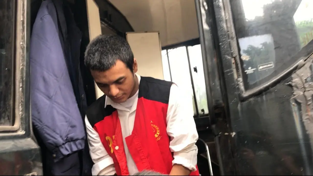 Vadel Badjideh tiba di PN Jakarta Selatan untuk menjalani sidang kasus pelecehan seksual dan aborsi terhadap anak artis Nikita Mirzani, Laura Meizani alias Lolly, Rabu (25/6/2025). (Merdeka.com/Rahmat Baihaqi)