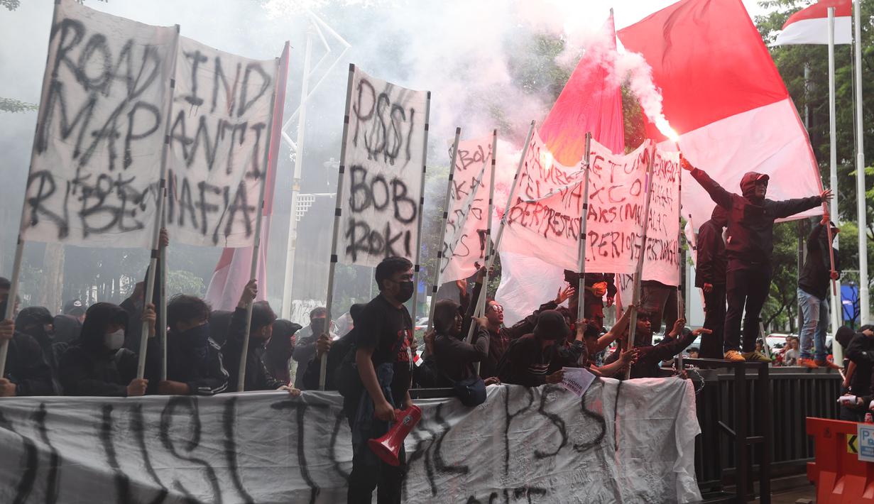 Dalam aksinya, penghuni Tribun Selatan itu menuntut perubahan mendasar dalam tubuh federasi. Tampak dalam foto, suporter timnas Indonesia, Ultras Garuda, saat menggelar aksi unjuk rasa di depan Kantor PSSI, GBK Arena, Senayan, Jakarta Pusat, Jumat (14/11/2025). (Bola.com/M Iqbal Ichsan)