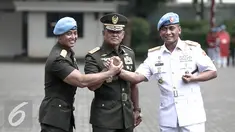 (ki-ka) Mayor Jenderal Andika Perkasa, Panglima TNI Jenderal Gatot Nurmantyo, Brigjen TNI Bambang Suswanto  bersalam komando usai upacara serahterima Danpaspampres di Mako Paspampres, Jakarta, Rabu (25/5).  Liputan6.com/Faizal Fanani)
