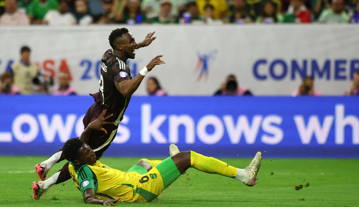 Hingga babak pertama usai, tidak gol yang tercipta. (Aric Becker/AFP)