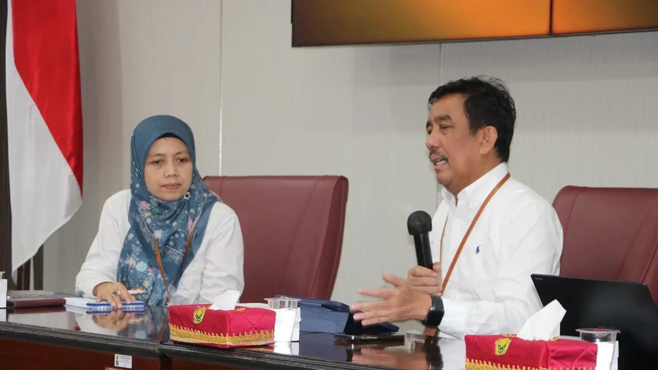 Wakil Rektor I bidang Akademik  Slamin  (Kiri) memberikan keterangan penerimaan mahasiswa jalur mandiri (Istimewa)