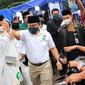 Gus Muhaimin membagika takjil saat ngabuburit di BKT Jakarta Timur. (Ist)